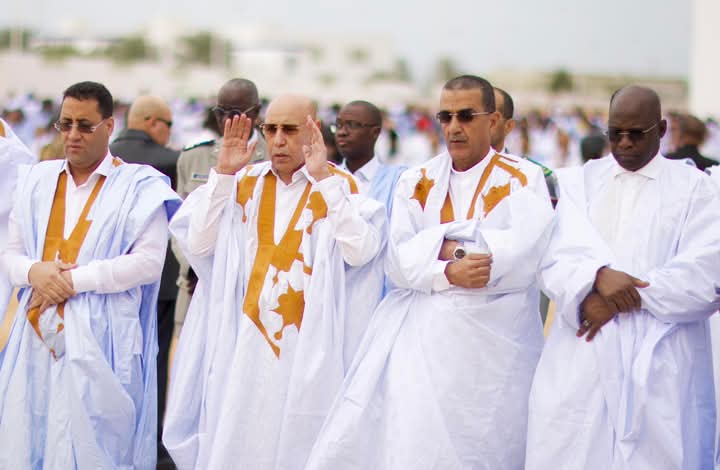 رئيس الجمهوربة وهو يؤدي صلاة عيد الفطر المبارك بمسجد بن عباس